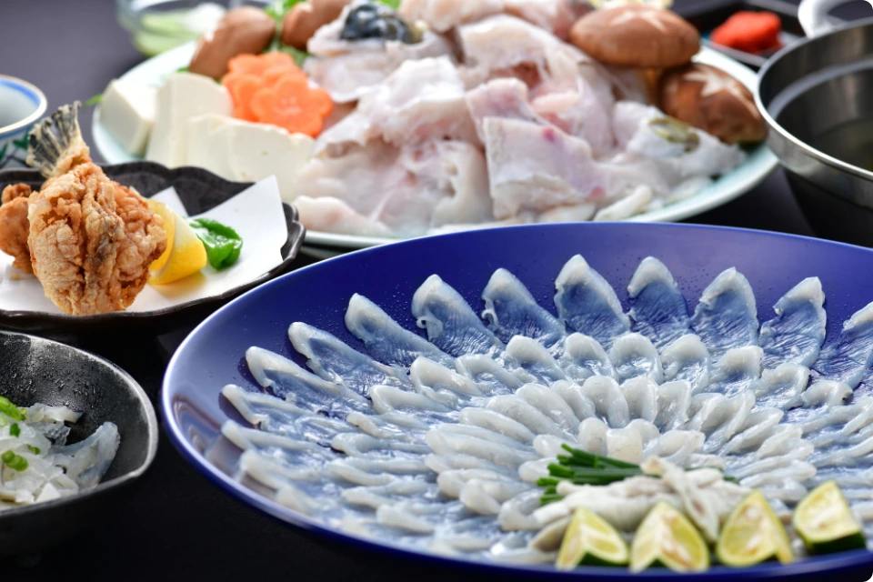 ふぐ刺しや唐揚げを並べた料理