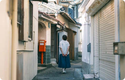 島の路地を歩く女性