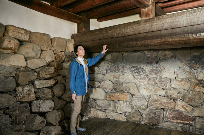 地下1・2階の穴倉には太い梁や石垣が。細部にまで宿る歴史を感じることができる。