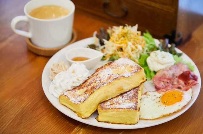 ふわとろフレンチトーストと、犬山の老舗のきなこを使った豆乳ホイップがたまらない。