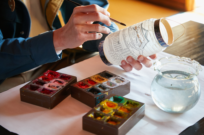 提灯の絵付けに没頭する時間も、旅の思い出。