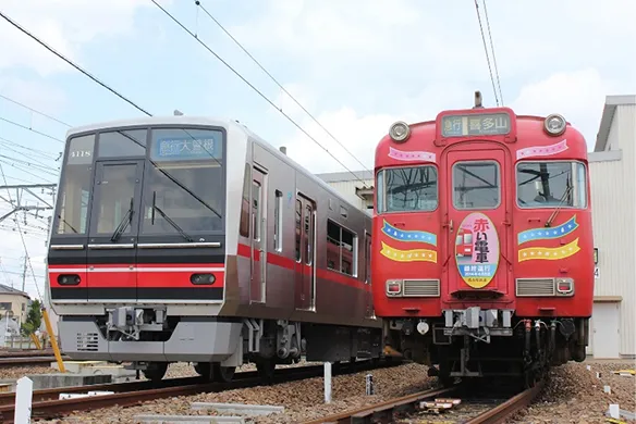 赤い電車とステンレスカー
